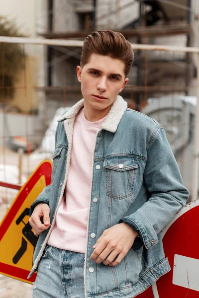 Bardzo Atrakcyjny Młody Mężczyzna Różowej Efektownej Koszulce Stylowej Kurtce Jeansowej — Zdjęcie stockowe