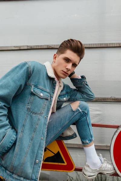 Portrait Jeune Homme Visage Sérieux Avec Coiffure Jeans Décontractés Bleu — Photo