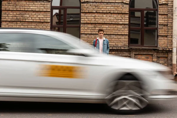 Городской Стиль Жизни Транспортного Движения Красивый Молодой Человек Прической Модном — стоковое фото