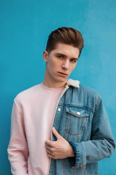 Snygg Porträtt Attraktiv Ung Man Med Trendig Frisyr Rosa Mode — Stockfoto