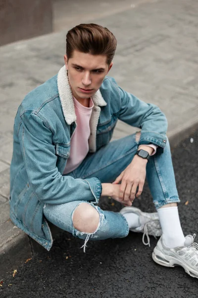 Urban Jongeman Model Met Kapsel Modieuze Blauwe Denim Jas Stijlvolle — Stockfoto