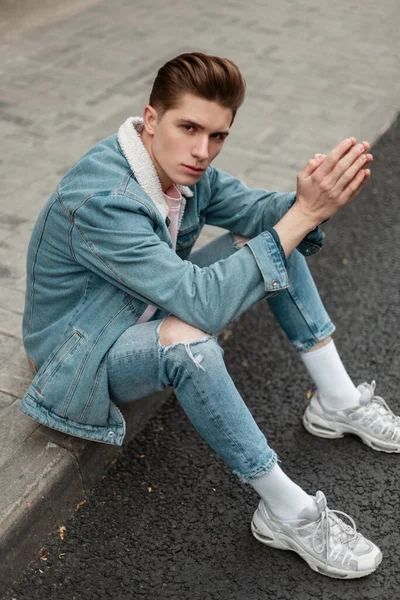 Ung Snygg Man Modell Slitna Vintage Jeans Fashionabla Denim Jacka — Stockfoto