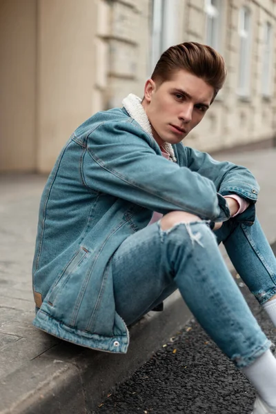 Leuke Jonge Knappe Man Stijlvolle Blauwe Jeans Kleding Tegel Straat — Stockfoto