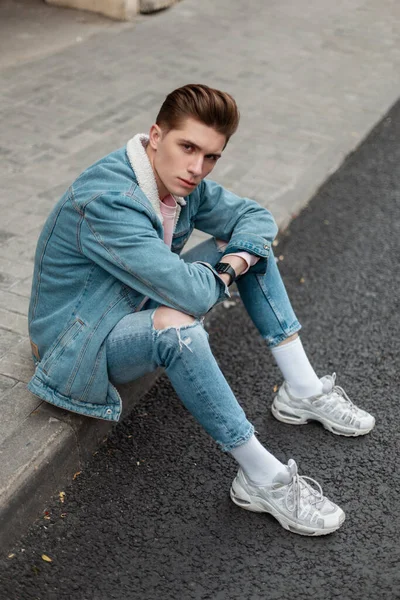 Modern Snygg Ung Man Mode Vita Sneakers Slitna Vintage Jeans — Stockfoto