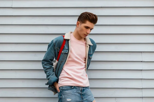 Μοντέλα Μόδας Όμορφος Νεαρός Άνδρας Κομψό Ροζ Φούτερ Μοντέρνο Μπλε — Φωτογραφία Αρχείου