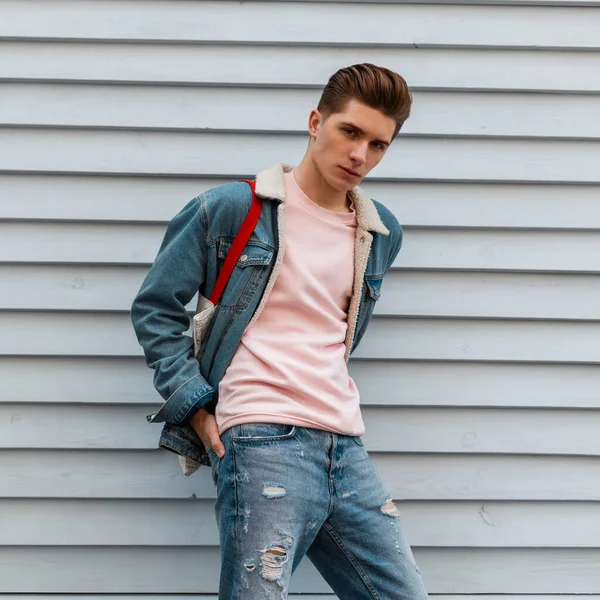 Mooie Modieuze Jongeman Roze Sweatshirt Denim Jas Gescheurde Jeans Met — Stockfoto