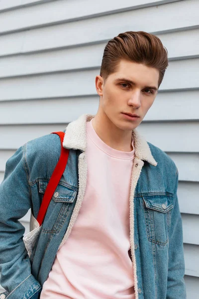 Retrato Fresco Hombre Joven Europeo Sudadera Rosa Moda Chaqueta Mezclilla — Foto de Stock