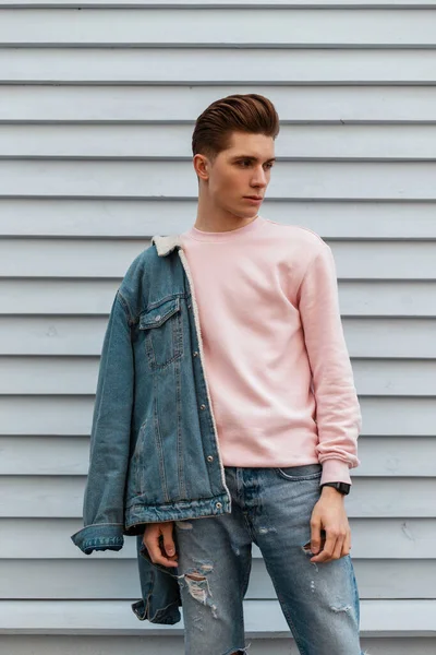 Przystojny Młody Człowiek Fryzurą Stylowej Niebieskiej Kurtce Jeansowej Różowej Modnej — Zdjęcie stockowe