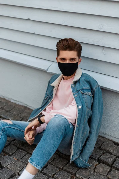 Jeune Homme Élégant Moderne Denim Vêtements Décontractés Bleu Mode Masque — Photo