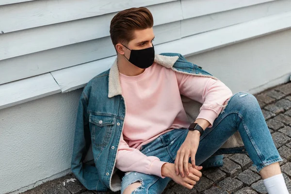 Knappe Jongeman Met Kapsel Modieuze Blauwe Denim Jas Jeans Roze — Stockfoto
