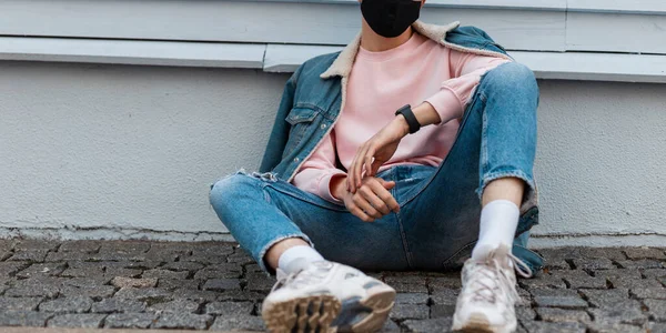 Urban Jongeman Met Kapsel Modieuze Blauwe Denim Jas Jeans Roze — Stockfoto