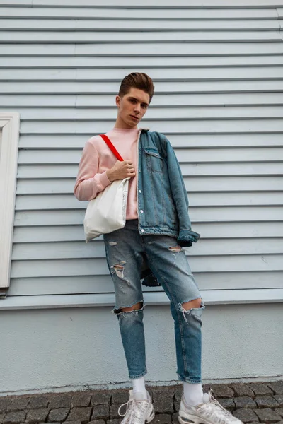 Mooie Modieuze Jongeman Roze Sweatshirt Spijkerjasje Gescheurde Jeans Met Stoffen — Stockfoto