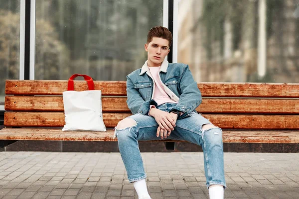 Man Blauwe Mode Denim Outwear Met Jeans Zit Houten Bank — Stockfoto