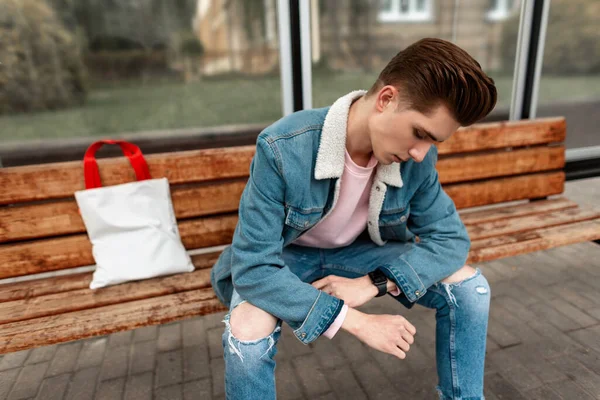 Κομψός Νεαρός Άνδρας Χτένισμα Vintage Casual Blue Jeans Ρούχα Μοντέρνα — Φωτογραφία Αρχείου