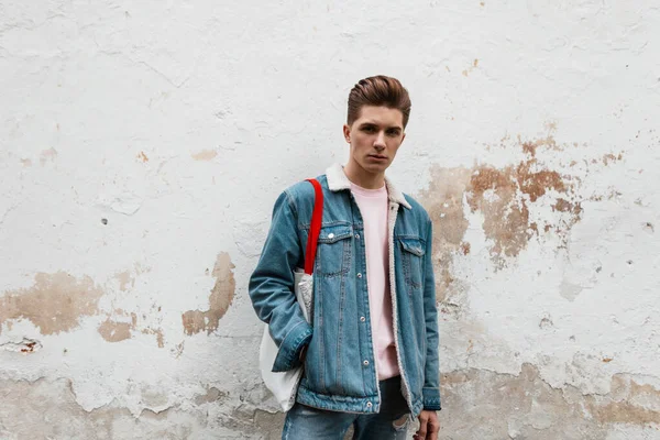 Mooi Model Knappe Jongeman Stijlvol Roze Shirt Modieus Blauw Denim — Stockfoto