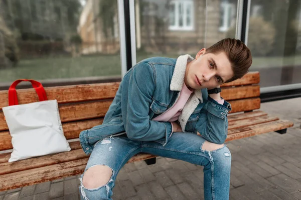 Ευρωπαίος Νεαρός Άνδρας Κομψό Denim Σακάκι Ροζ Shirt Vintage Τζιν — Φωτογραφία Αρχείου