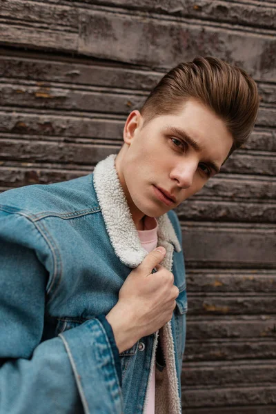 Retrato Joven Con Cara Seria Con Peinado Moda Chaqueta Casual — Foto de Stock