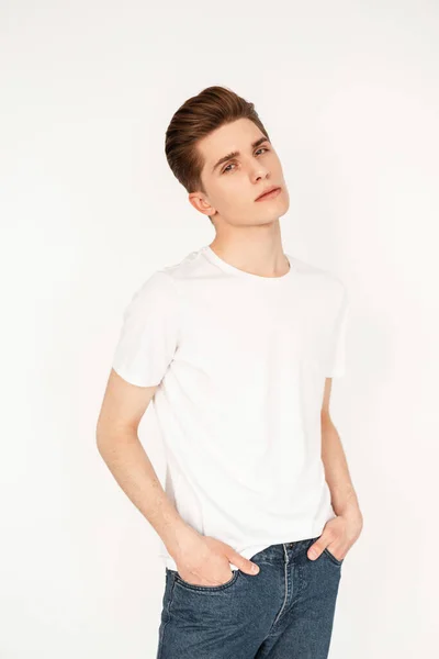 Hombre Moda Guapo Con Peinado Camiseta Blanca Estilo Estudio Sobre — Foto de Stock
