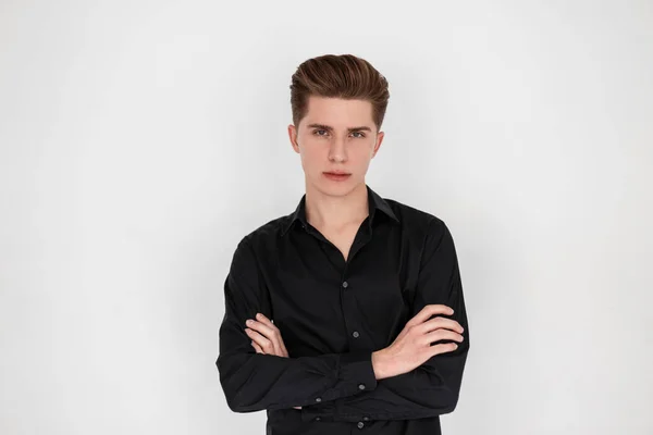 Красивый Современный Молодой Человек Прической Модной Черной Винтажной Рубашке Позирует — стоковое фото