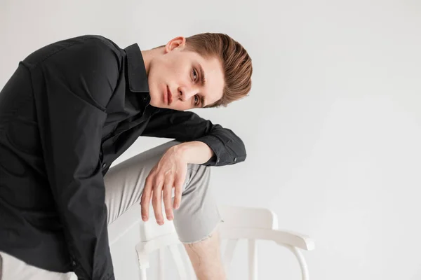 Модная Модель Симпатичный Молодой Человек Модной Прической Модной Черной Рубашке — стоковое фото