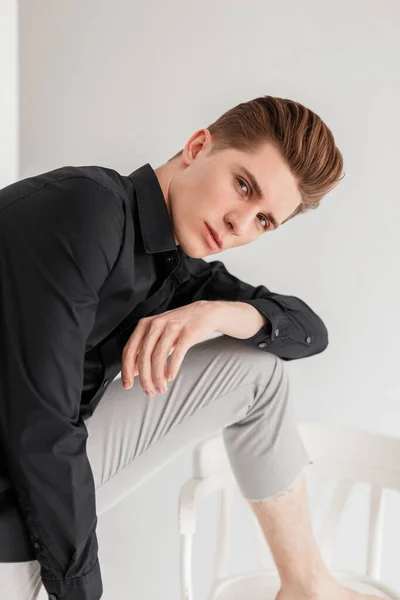 Joven Guapo Con Elegante Camisa Negra Pantalones Vintage Moda Posando — Foto de Stock