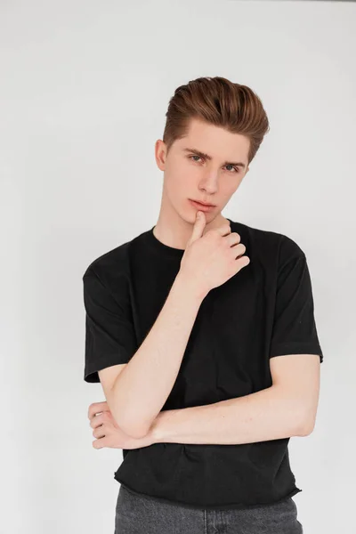 Modelo Moda Jovem Muito Atraente Com Penteado Preto Elegante Camiseta — Fotografia de Stock