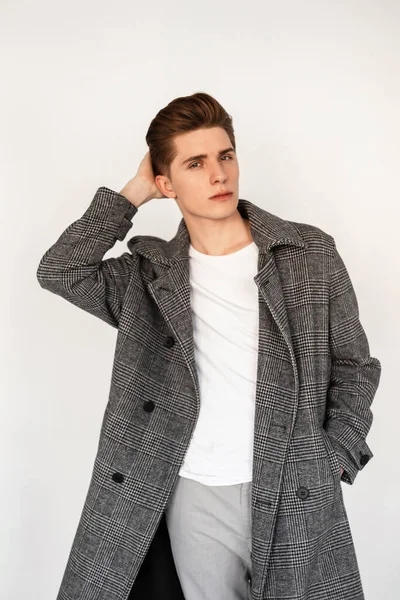 Modèle Mode Beau Jeune Homme Blanc Shirt Manteau Carreaux Gris — Photo