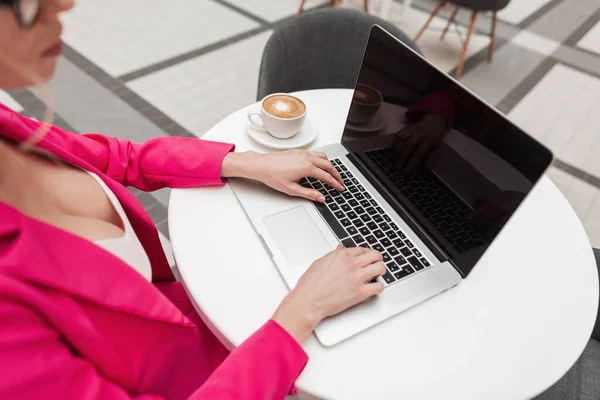 Mladá Profesionální Podnikatelka Růžovém Oblečení Používala Notebook Práci Blogger Pracuje — Stock fotografie