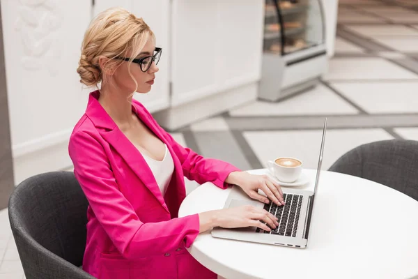 Giovane Manager Professionista Donna Occhiali Classici Abito Rosa Elegante Che — Foto Stock