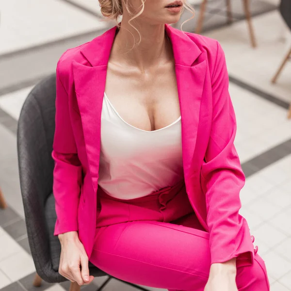 Jonge Sexy Vrouw Zakelijke Modieuze Roze Pak Elegante Witte Top — Stockfoto