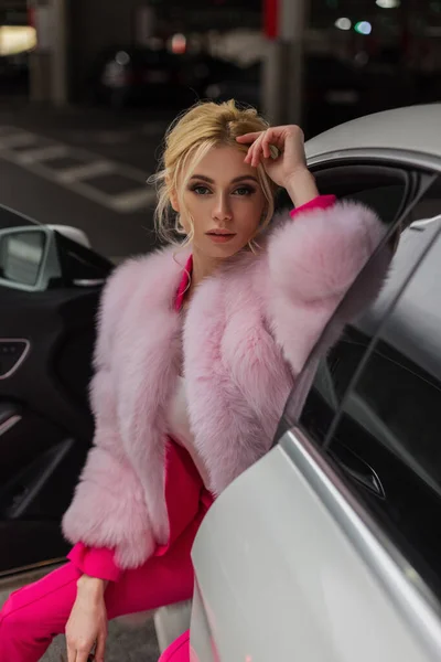 Ganska Attraktiv Ung Kvinna Med Blont Hår Fashionabla Glamorösa Rosa — Stockfoto