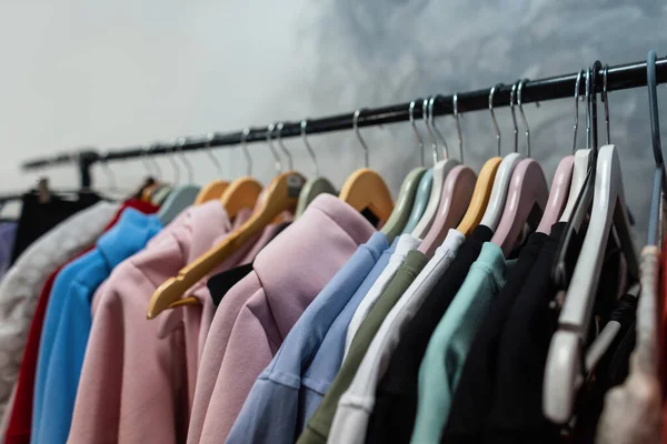 Kolorowe Kaszmirowe Swetry Bluzy Młodzieżowe Bluzy Półki Ubrania Zestaw Ubrań — Zdjęcie stockowe