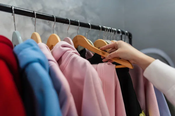 Kobieta Wybiera Ubrania Dziś Kolorowe Ubrania Zestaw Koncepcja Wybór Stylowych — Zdjęcie stockowe