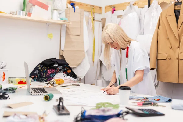 Ung Modedesigner Kvinna Ritar Skiss Skrivbordet Med Bärbar Dator Kaffe — Stockfoto