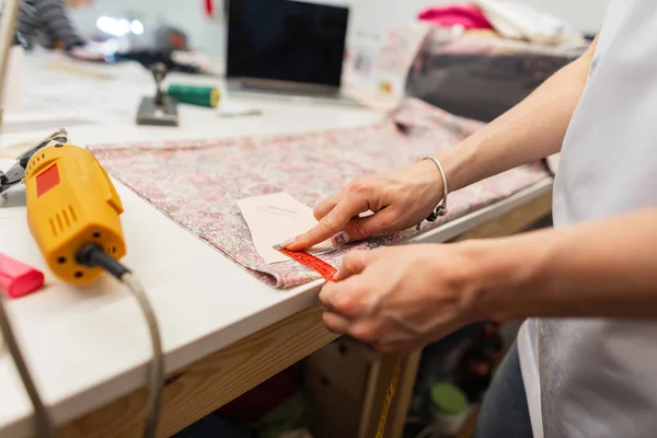 Diseñador Moda Costurera Trabaja Estudio Joven Sastre Mide Tejido Lugar — Foto de Stock