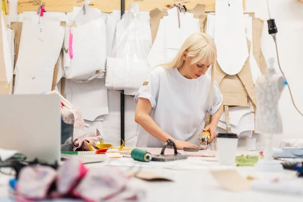 Ung Modedesigner Kvinna Producerar Kollektion Kläder Sömmerskans Arbetsplats Med Laptop — Stockfoto