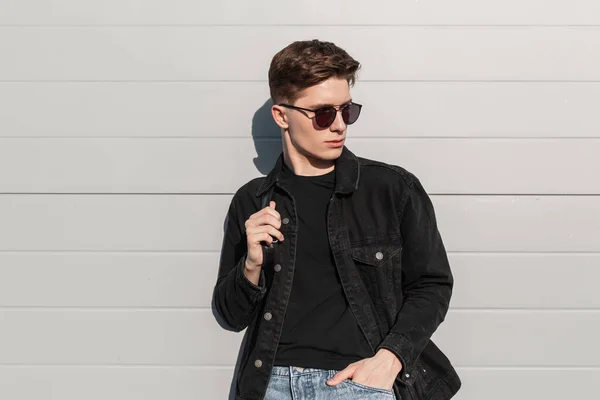 Elegante Retrato Urbano Joven Con Peinado Jeans Negros Moda Gafas — Foto de Stock