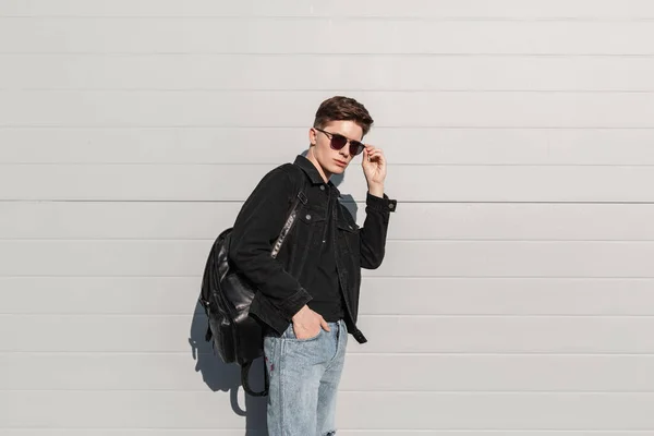Jeune Homme Mode Hipster Redresse Lunettes Soleil Élégantes Près Mur — Photo