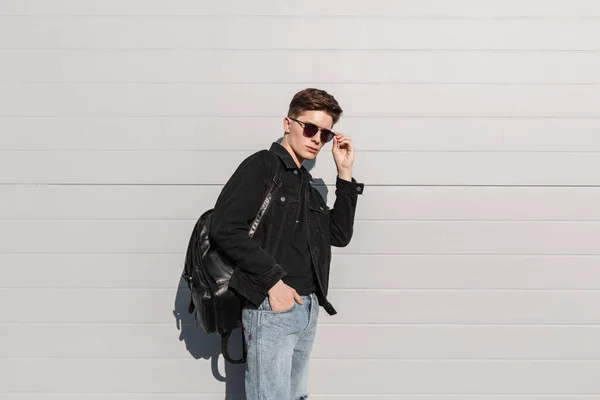 Joven Hombre Moda Hipster Endereza Gafas Sol Con Estilo Cerca —  Fotos de Stock