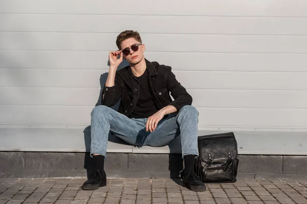Joven Hombre Moda Hipster Endereza Gafas Sol Con Estilo Cerca — Foto de Stock