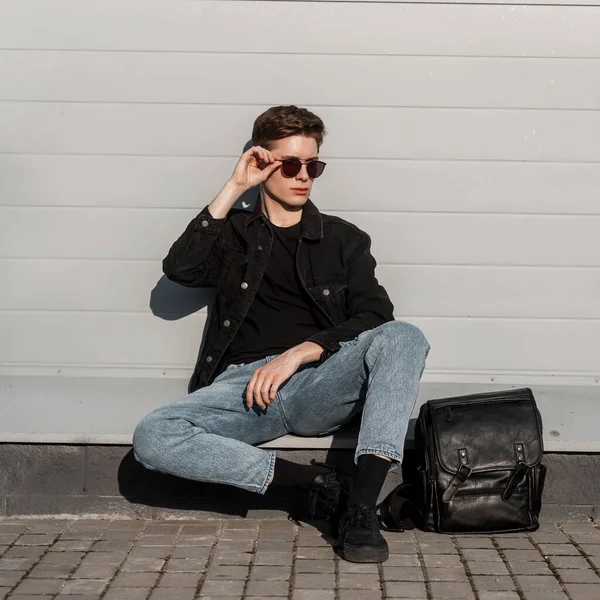 Cool Joven Hombre Hipster Moda Mezclilla Negro Ropa Hombre Con — Foto de Stock