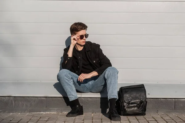Modischer Junger Hipster Mit Vintage Sonnenbrille Jugendlich Stylischer Lässiger Jeanskleidung — Stockfoto
