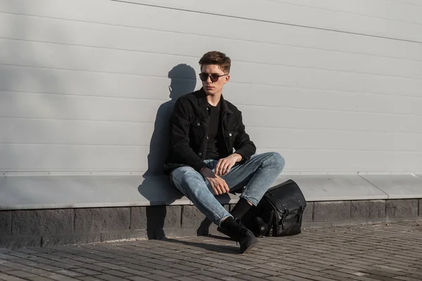 Moderno Estadounidense Joven Hipster Hombre Gafas Sol Moda Ropa Mezclilla — Foto de Stock