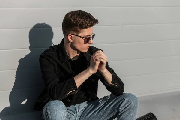 Cool Amerikansk Ung Hipster Man Fashionabla Solglasögon Eleganta Casual Denim — Stockfoto