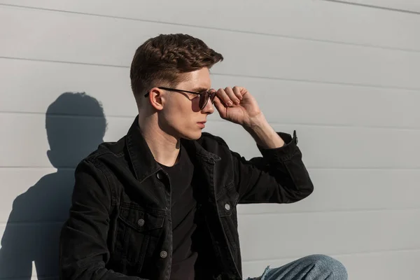 Trendy Portrait Modischen Jungen Mann Stylischer Jeansjacke Mit Trendiger Sonnenbrille — Stockfoto