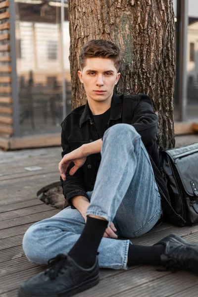 Módní Model Mladý Muž Účesem Retro Černé Džínové Černé Bundě — Stock fotografie