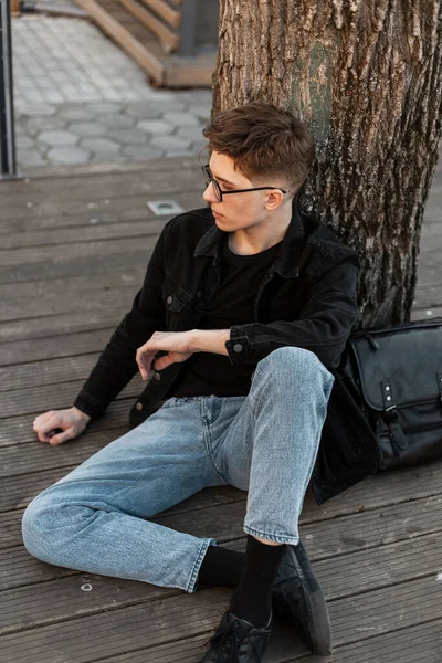 Elegante Jovem Turista Jeans Moda Desgaste Óculos Com Mochila Preta — Fotografia de Stock