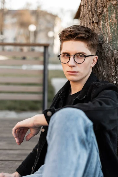 Street Portrét Americký Mladý Hipster Muž Stylovými Brýlemi Módní Džínové — Stock fotografie