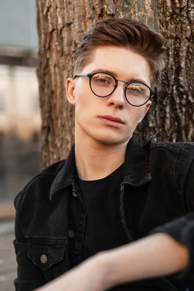 Retrato Moda Serio Joven Sexy Hipster Con Peinado Moda Gafas — Foto de Stock