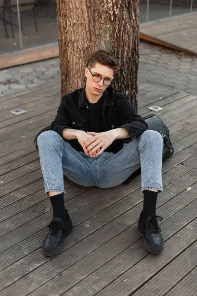 Homem Hipster Jovem Europeu Moda Óculos Vintage Moda Roupas Jeans — Fotografia de Stock